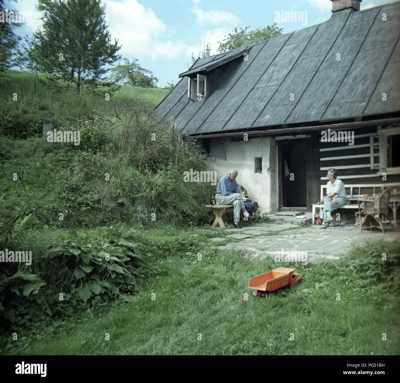 Der Schriftsteller Bohumil Hrabal und der Übersetzer Susanna Roth vor dem Haus des Malers Josef Jira in Mala Skala im Norden der Tschechischen Republik. Stockfoto