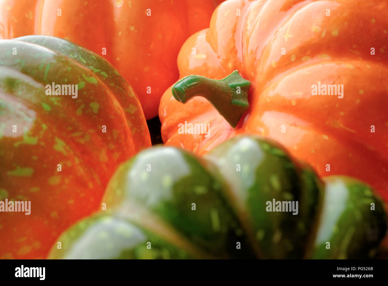 Gruppe von orange und grüne Kürbisse, Nahaufnahme, saisonale Hintergrund Stockfoto