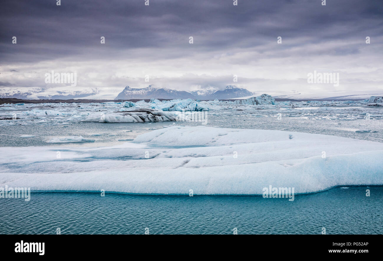 Schwimmende Eisberge in der Gletscherlagune Jökulsárlón, Island Stockfoto