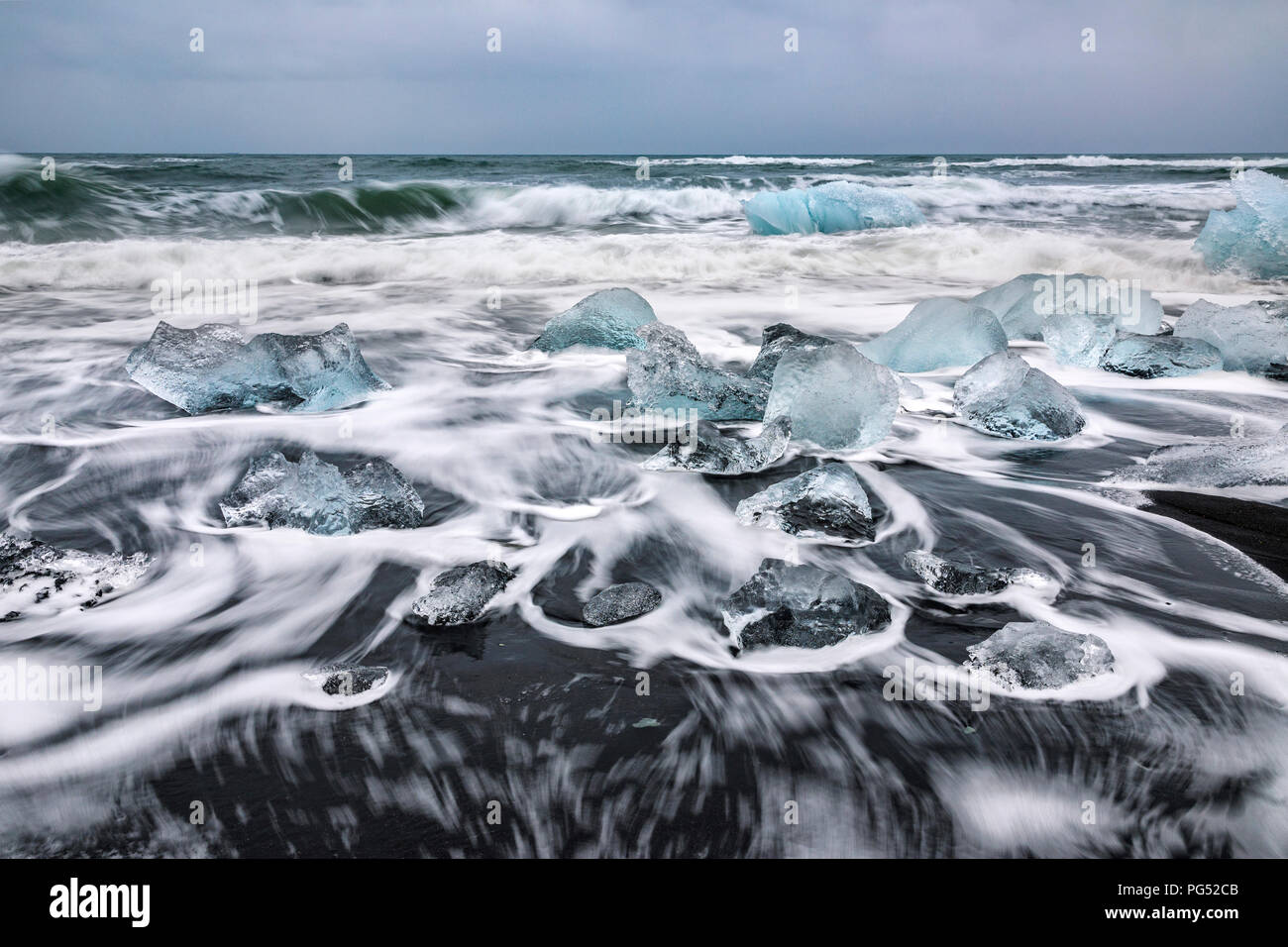Iceblocks am schwarzen Sandstrand, Jokulsarlon Gletscher Stockfoto