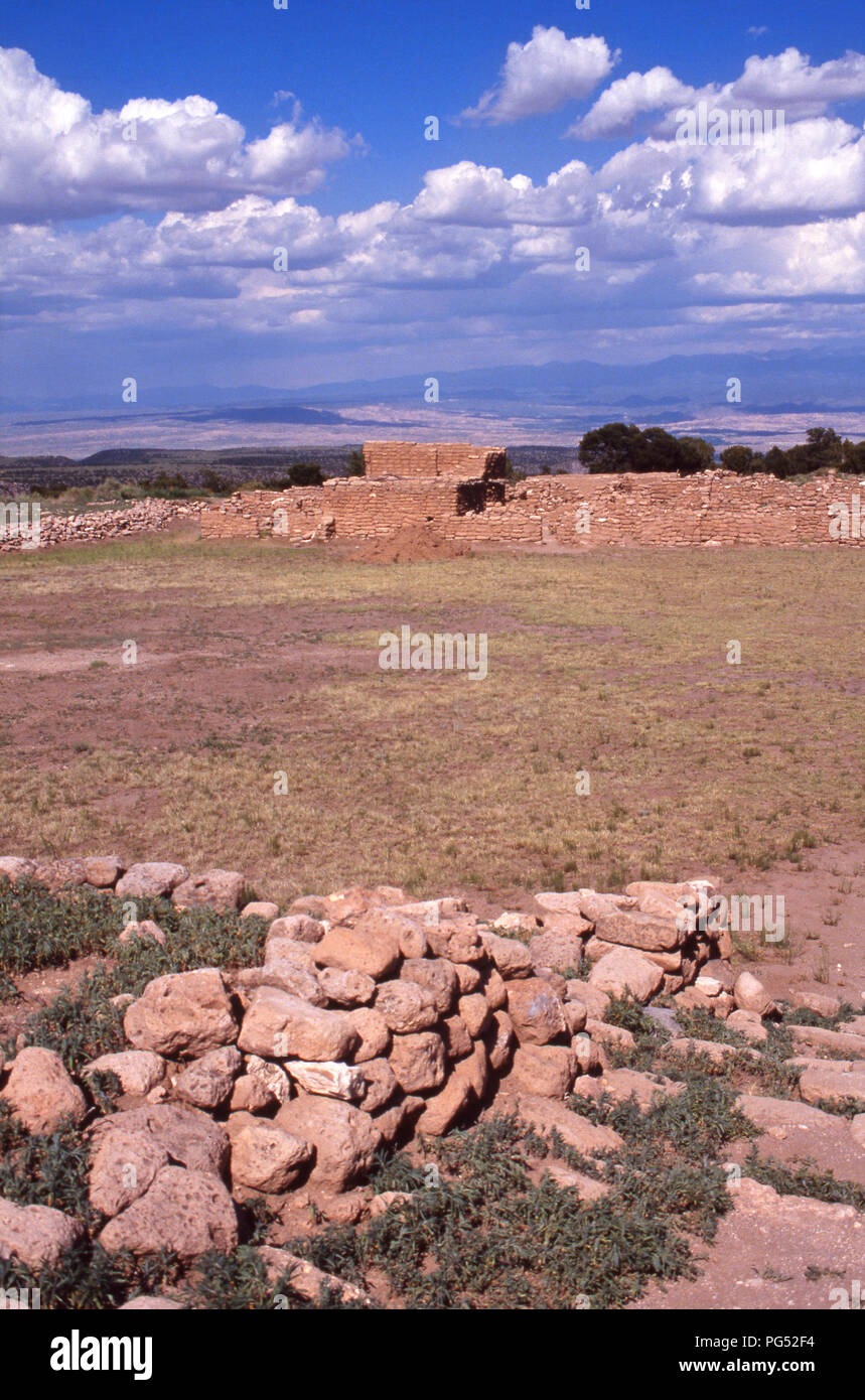 Prähistorisches Dorf Plaza auf Puye Cliff - Wohnungen, Santa Clara Pueblo, New Mexico. Foto Stockfoto