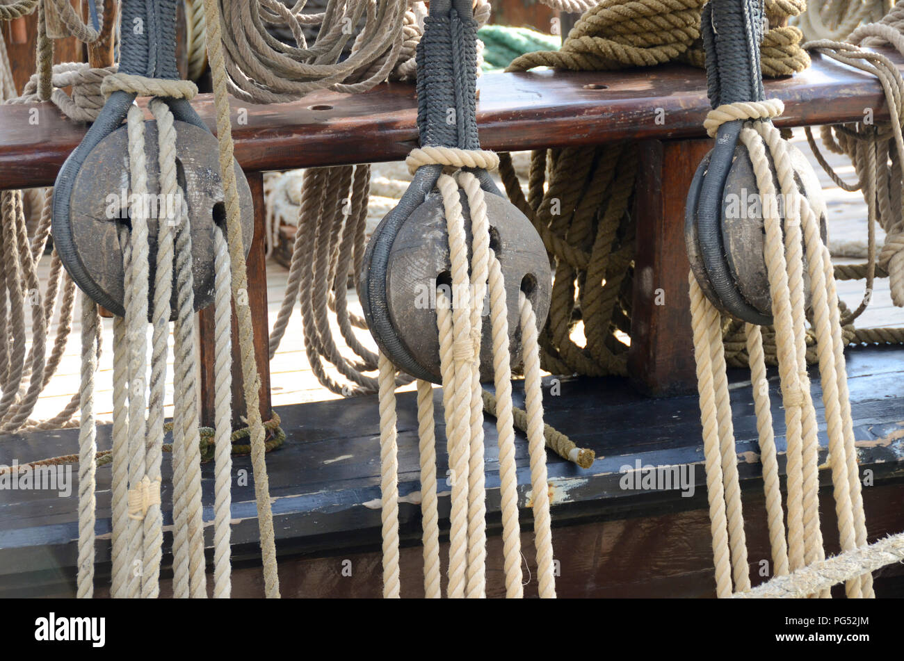 Alten Riemenscheiben und Seile auf eine alte hölzerne Segelschiff Stockfoto