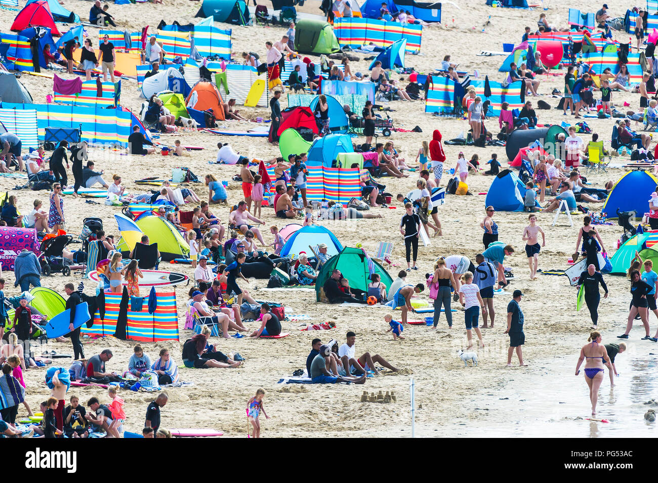 Die beliebten Fistral Beach während der Sommerferien Cornwall. Stockfoto