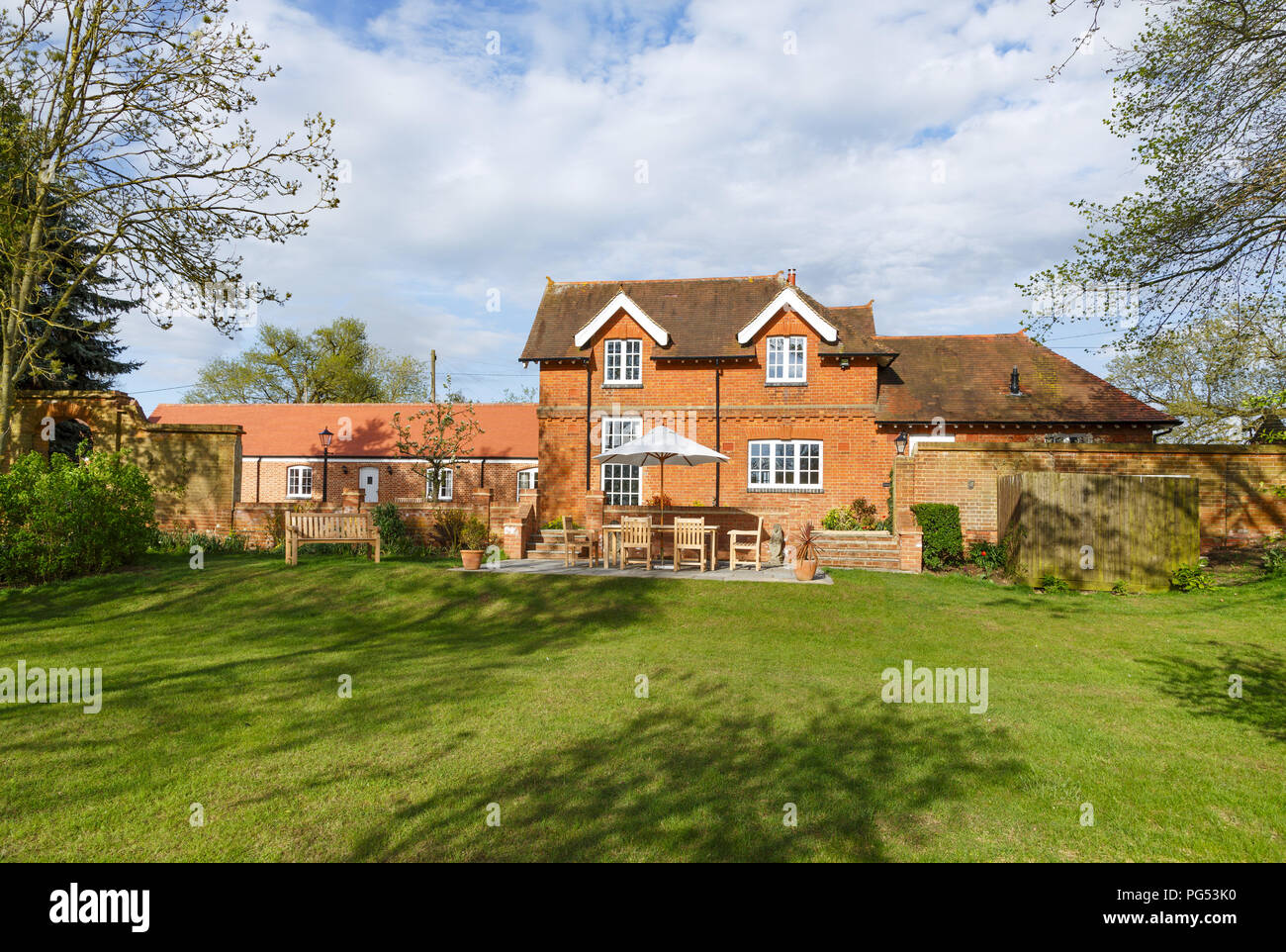 Viktorianische ehemaliger Trainer Haus und Stallungen mit Garten und Terrasse. Das historische Gebäude wurde in ein modernes Haus der Familie umgewandelt. Stockfoto