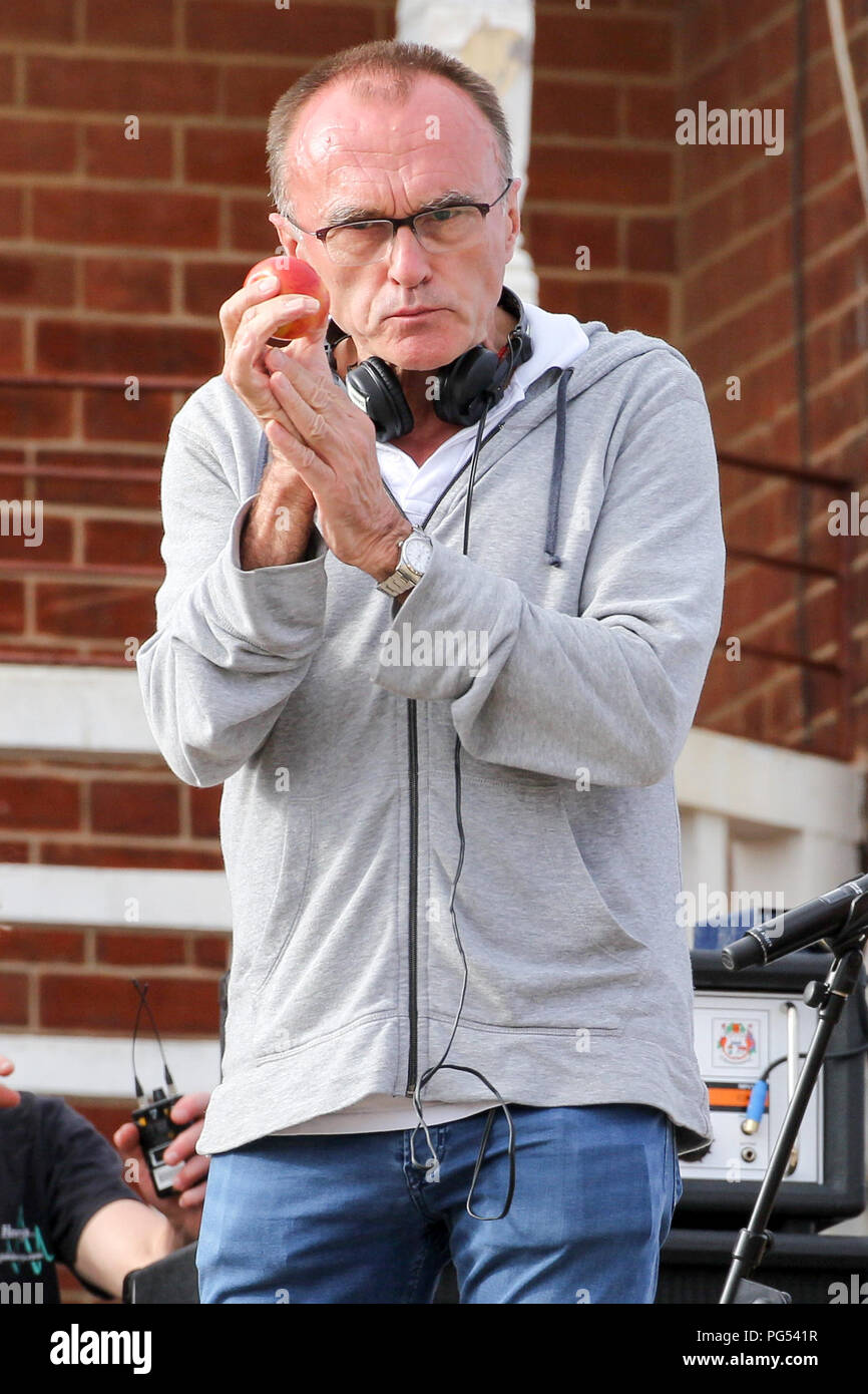 Bild vom 27. Juni 2018 zeigt Danny Boyle (grau) am Set seines neuen Beatles-inspirierte Film in Norfolk, die gefilmt werden. Heute wurde bekannt, dass Boyle nicht der neue James Bond Film Regie führen würde, Stockfoto