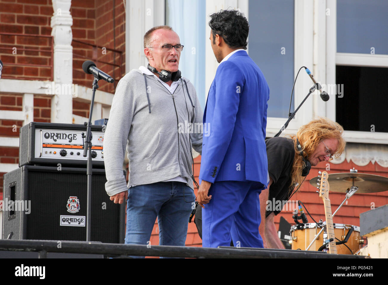 Bild vom 27. Juni 2018 zeigt Danny Boyle (grau) am Set seines neuen Beatles-inspirierte Film in Norfolk, die gefilmt werden. Heute wurde bekannt, dass Boyle nicht der neue James Bond Film Regie führen würde, Stockfoto