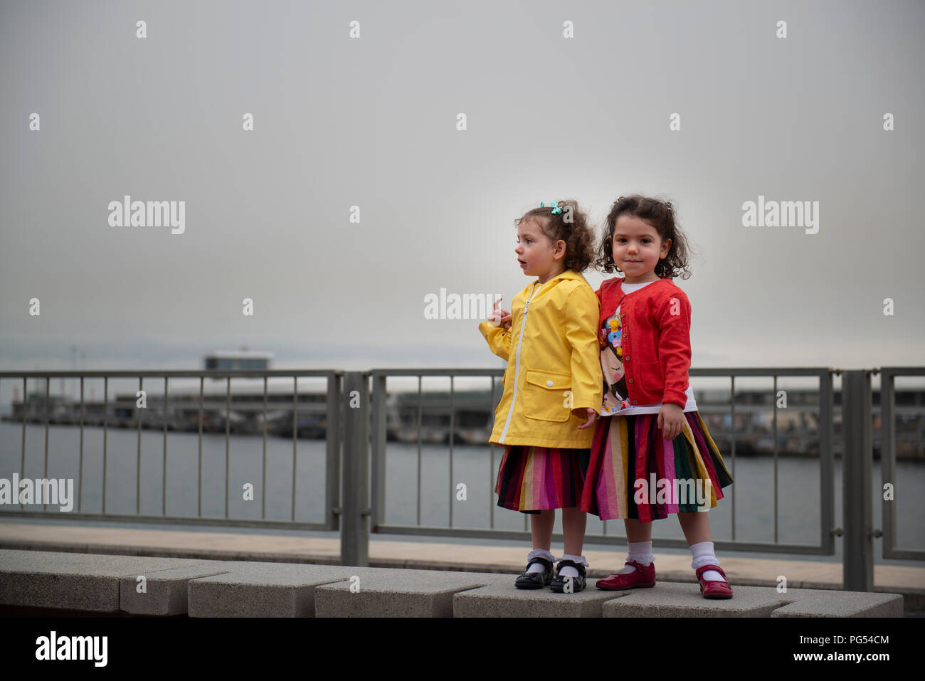 Zwei junge Schwestern in Funchal Madeira posieren. Quelle: Lee Ramsden/Alamy Stockfoto