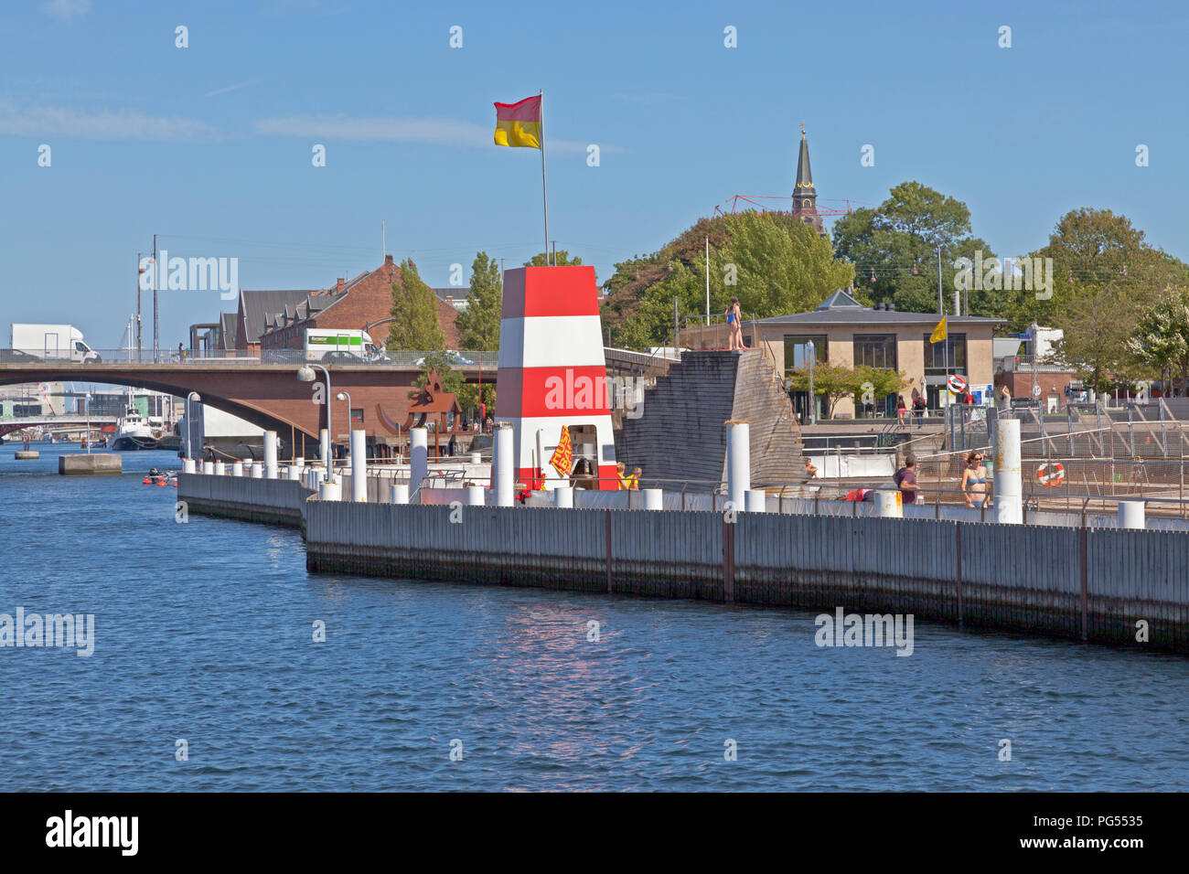 Der Hafen von Kopenhagen Badewanne Islands Brygge im inneren Hafen von Kopenhagen an einem warmen und sonnigen Sommer Tag von den wichtigsten Hafen Kanal gesehen. Stockfoto
