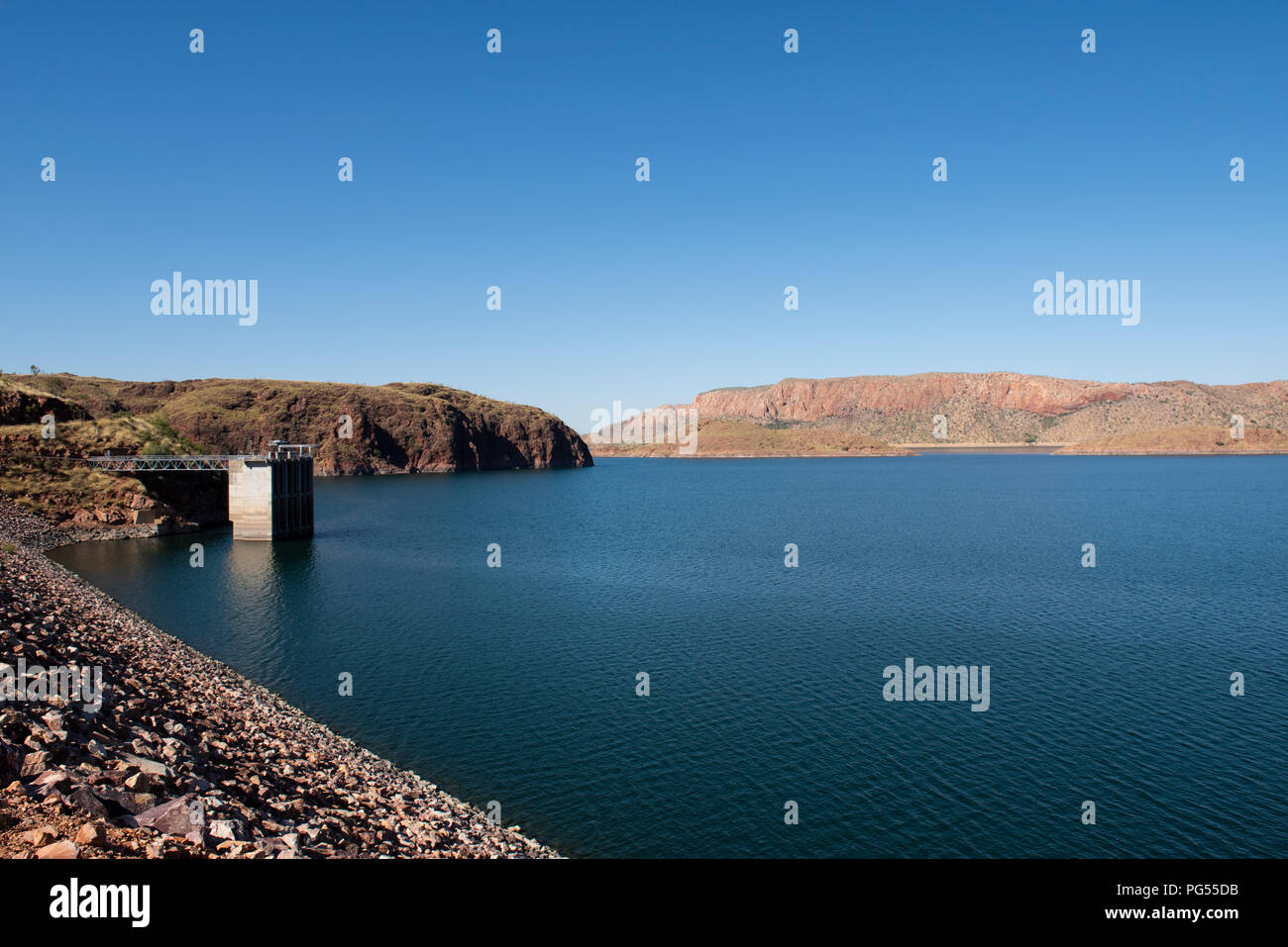 Australien, Westaustralien, Kimberley Küste, zwischen Wyndham und Kununurra, Ord River. Blick aus dem Ord River Damm mit Lake Argyle in der Ferne. Stockfoto