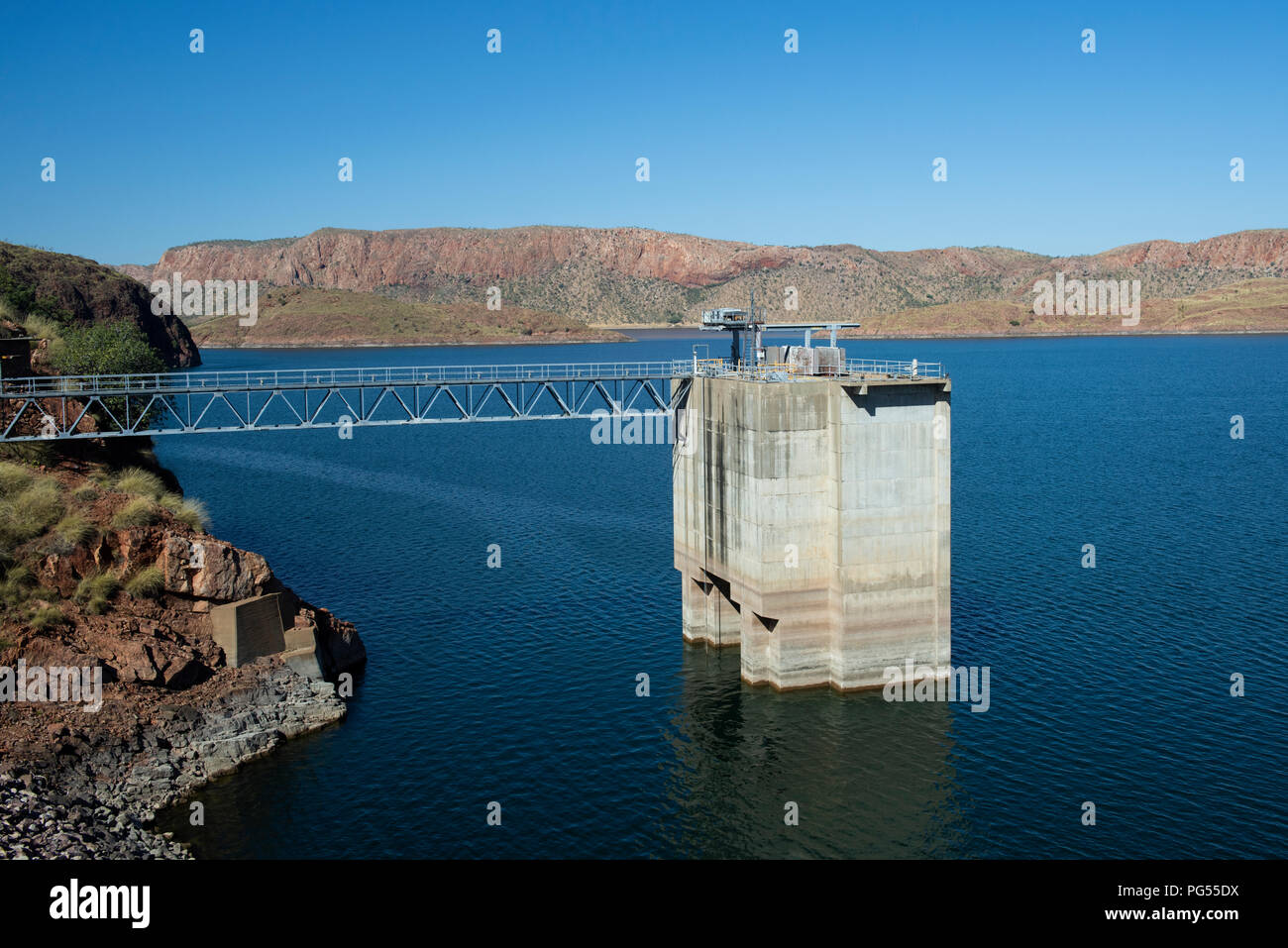 Australien, Westaustralien, Kimberley Küste, zwischen Wyndham und Kununurra, Ord River. Blick aus dem Ord River Damm mit Lake Argyle in der Ferne. Stockfoto