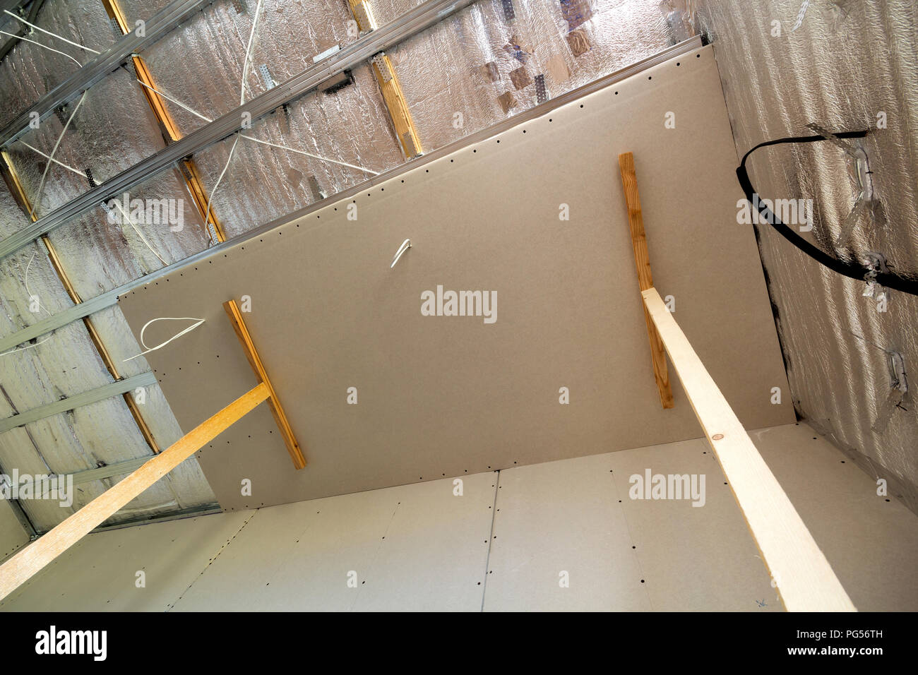 Zimmer Im Bau Mit Silber Alufolie Isolierung Und Trockenbau An Wänden Und  Decke Stockfoto und mehr Bilder von Aluminium - iStock