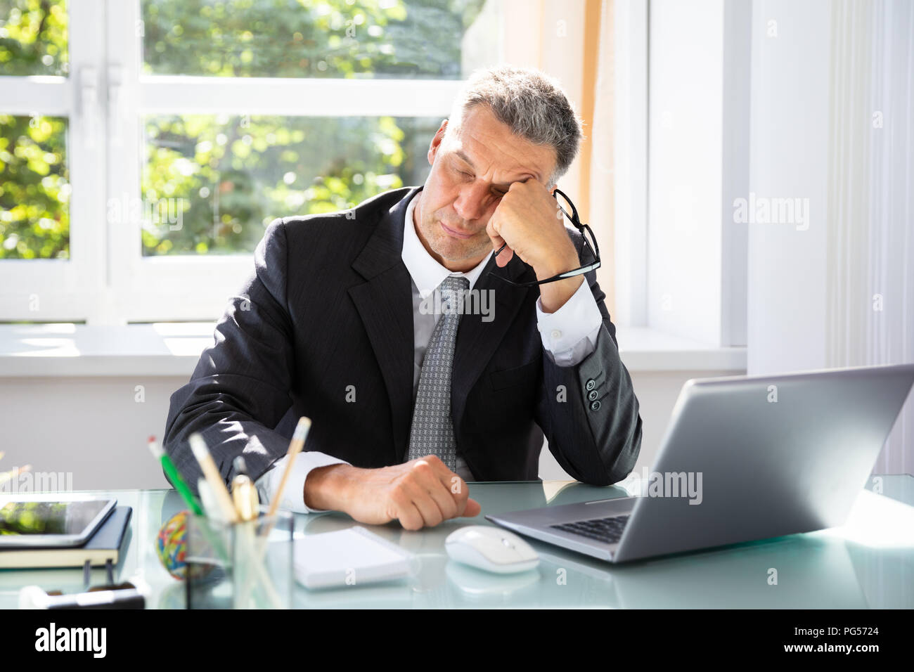 Foto von Müde Reife Geschäftsmann schlafen im Büro Stockfoto