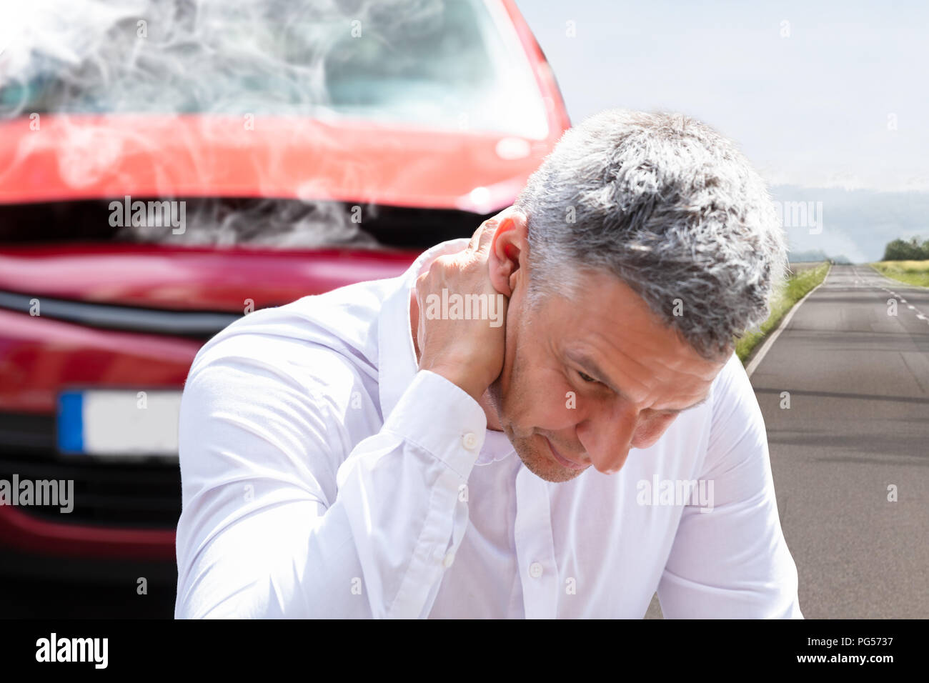 Nahaufnahme eines reifen Menschen leiden unter Nackenschmerzen Vor einer Panne Auto Stockfoto