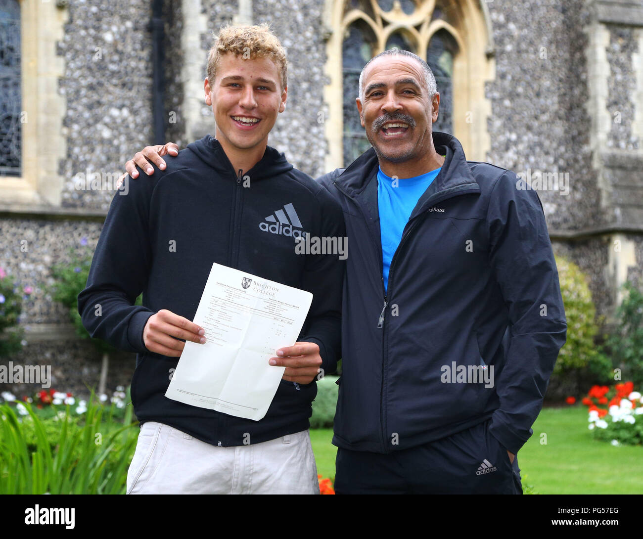Alex Clayton feiert mit seinen Vater Olympiasieger Daley Thompson nach dem  Sammeln seiner GCSE Ergebnisse am Brighton College, in Brighton, Sussex  Stockfotografie - Alamy