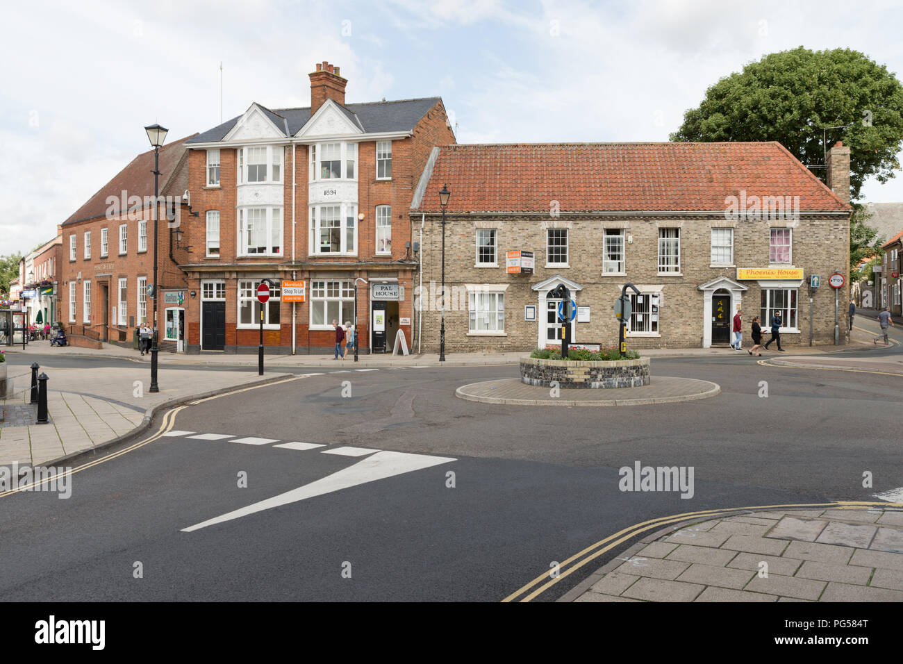 Geschäfte und Post, Pal-Haus, an den König Straße, links, Marktplatz, Thetford. Hingegen Ungeschärft Stockfoto