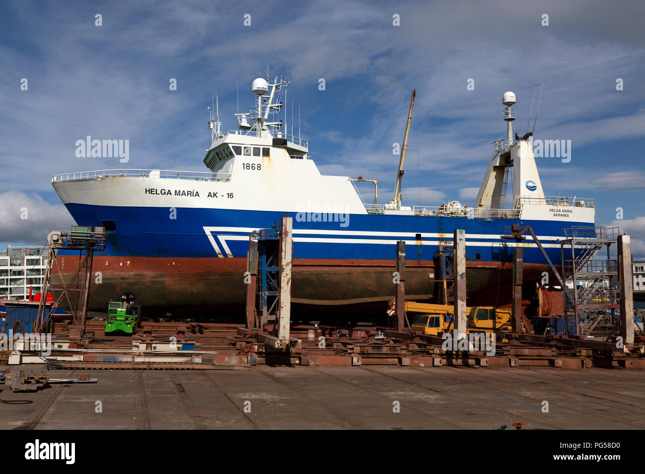 Die Isländische Werk Trawler "Helga Maria' gereinigt und in Reykjavik in Island Marina neu gestrichen. 1988 erbaut. Stockfoto