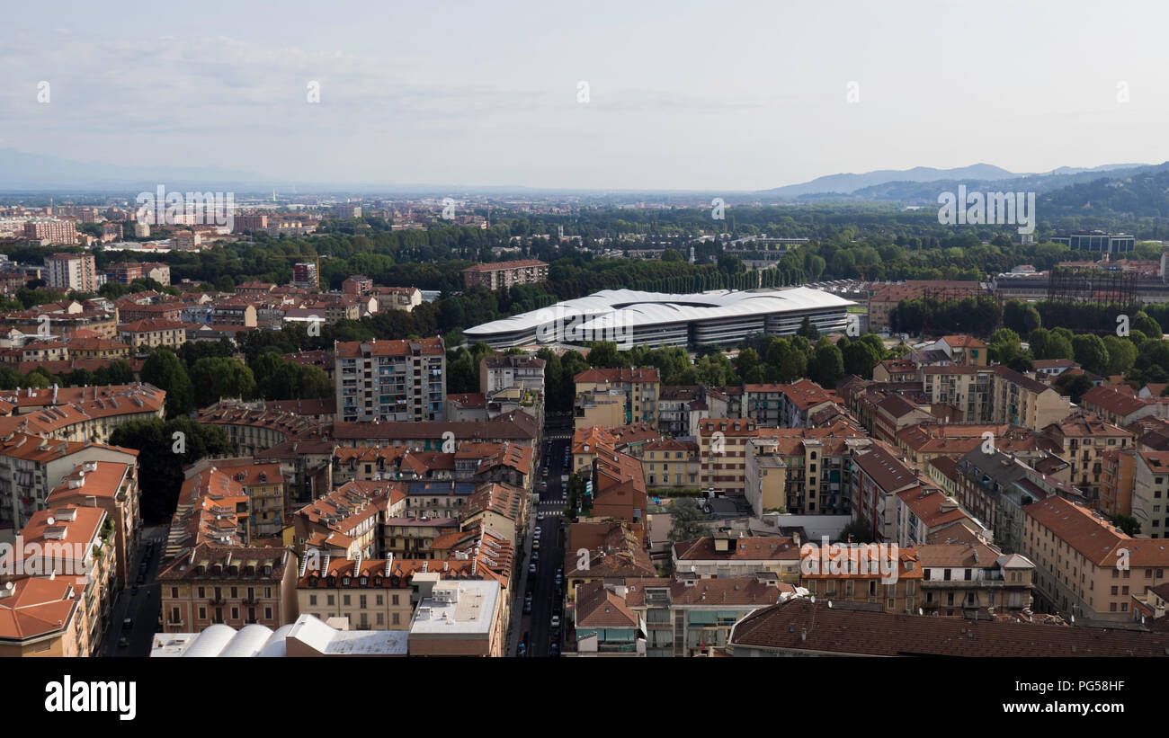 August 2018: Luftaufnahme der Luigi Einaudi Campus der Universität, wo einige Fakultäten befinden. In der Ferne kann man die Alpen sehen. August 2018 in Stockfoto