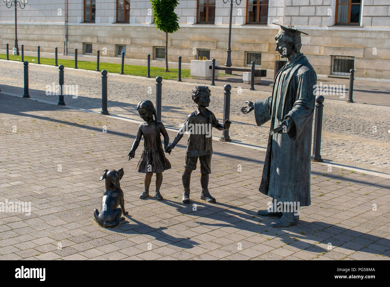 Metall Statuen, die Kinder mit ihrer Lehrerin auf der Straße in Alba Iulia Zitadelle, Rumänien Stockfoto