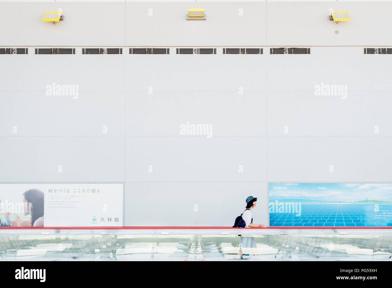 Frau durch Kansai internationalen Flughafen reisen. Stockfoto