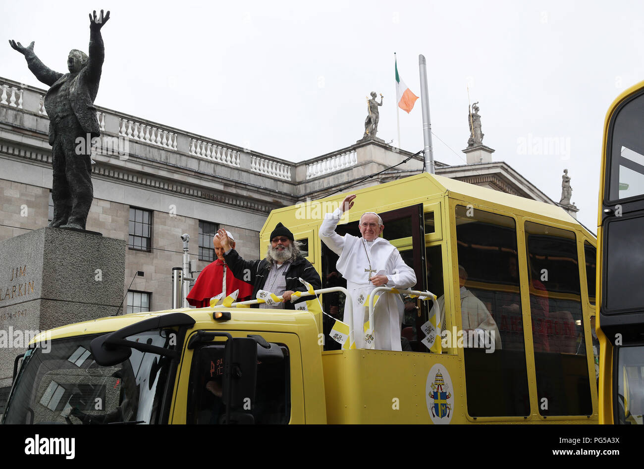 Ein neu enthülltes Wachsfigurenkabinett von Papst Franziskus an Bord eines neu renovierten Original 1979 Pope Mobile, das zum National Wax Museum Plus gehört, passiert das GPO in der O'Connell Street vor dem Besuch von Papst Franziskus in Irland. Stockfoto