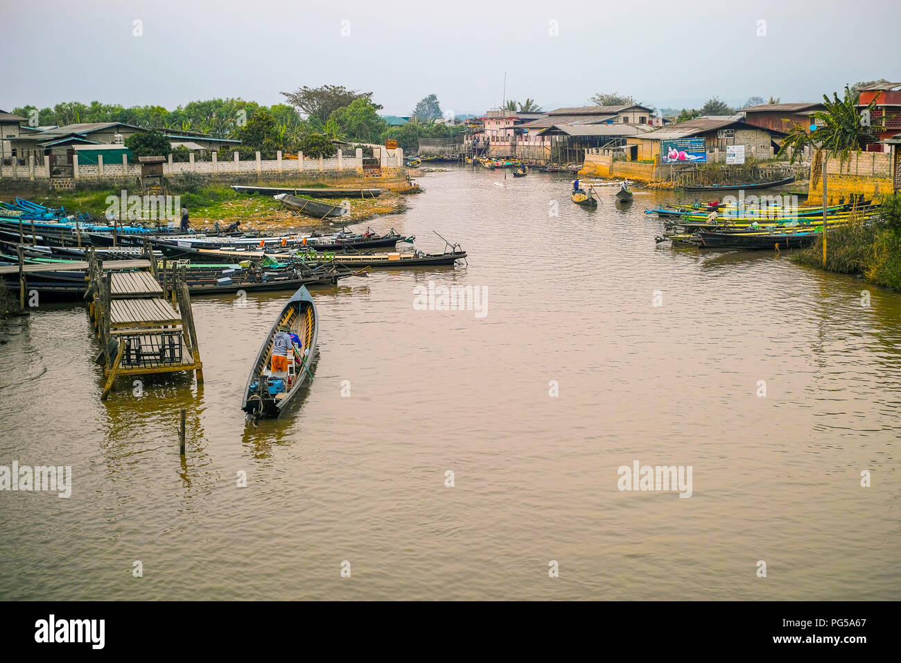 Lange hölzerne Boote mit Cargo in Kanal von nyaungshwe Dorf, Shan Staat von Myanmar Stockfoto