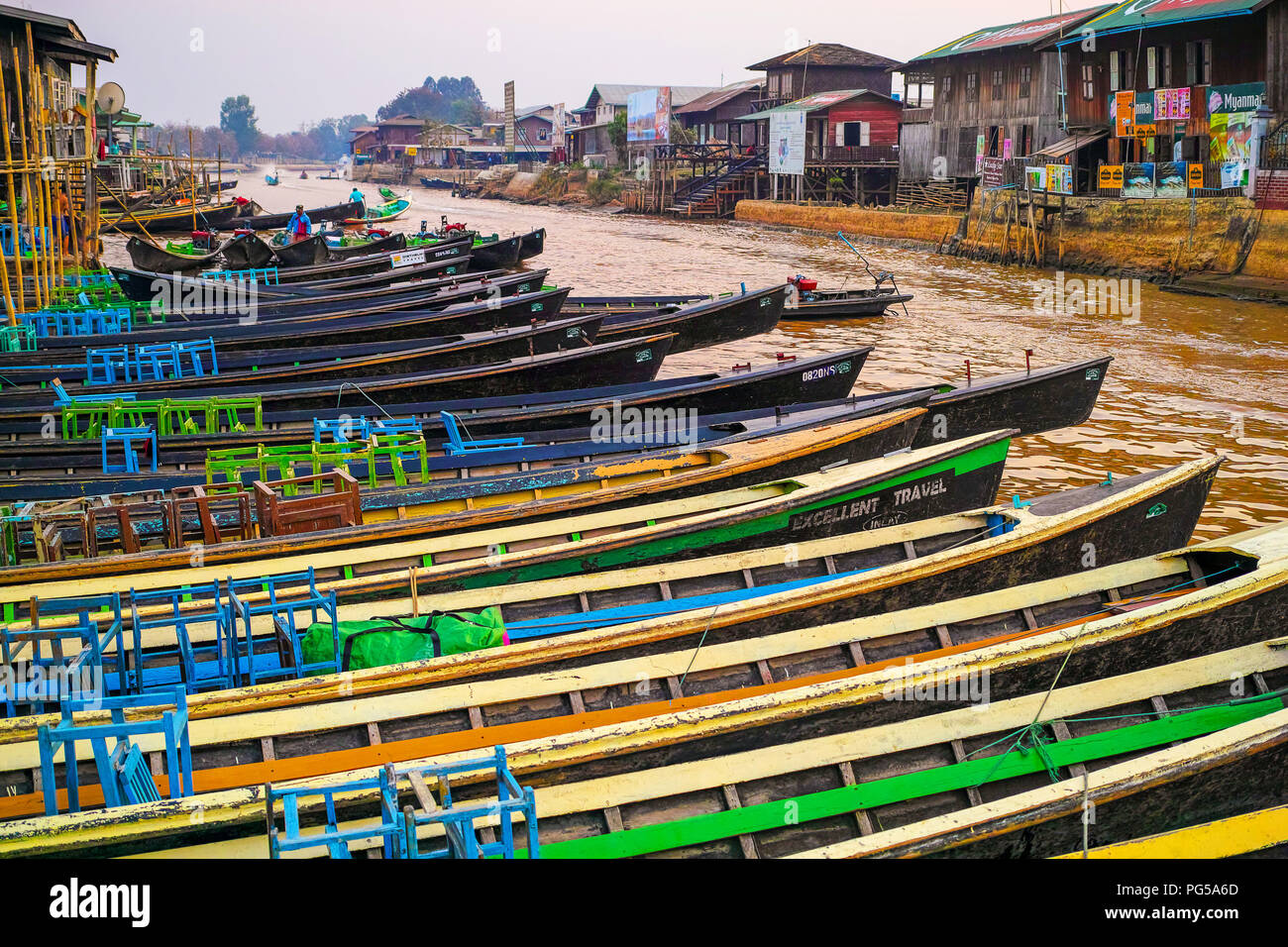 Bunte lange hölzerne Boote für Touristen am Pier in Nyaungshwe, Myanmar. 28 Feb. 2015 Stockfoto