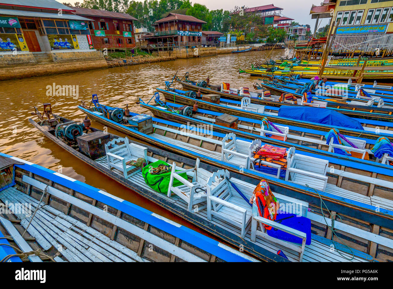 Bunte lange hölzerne Boote für Touristen am Pier in Nyaungshwe, Myanmar. 28 Feb. 2015 Stockfoto