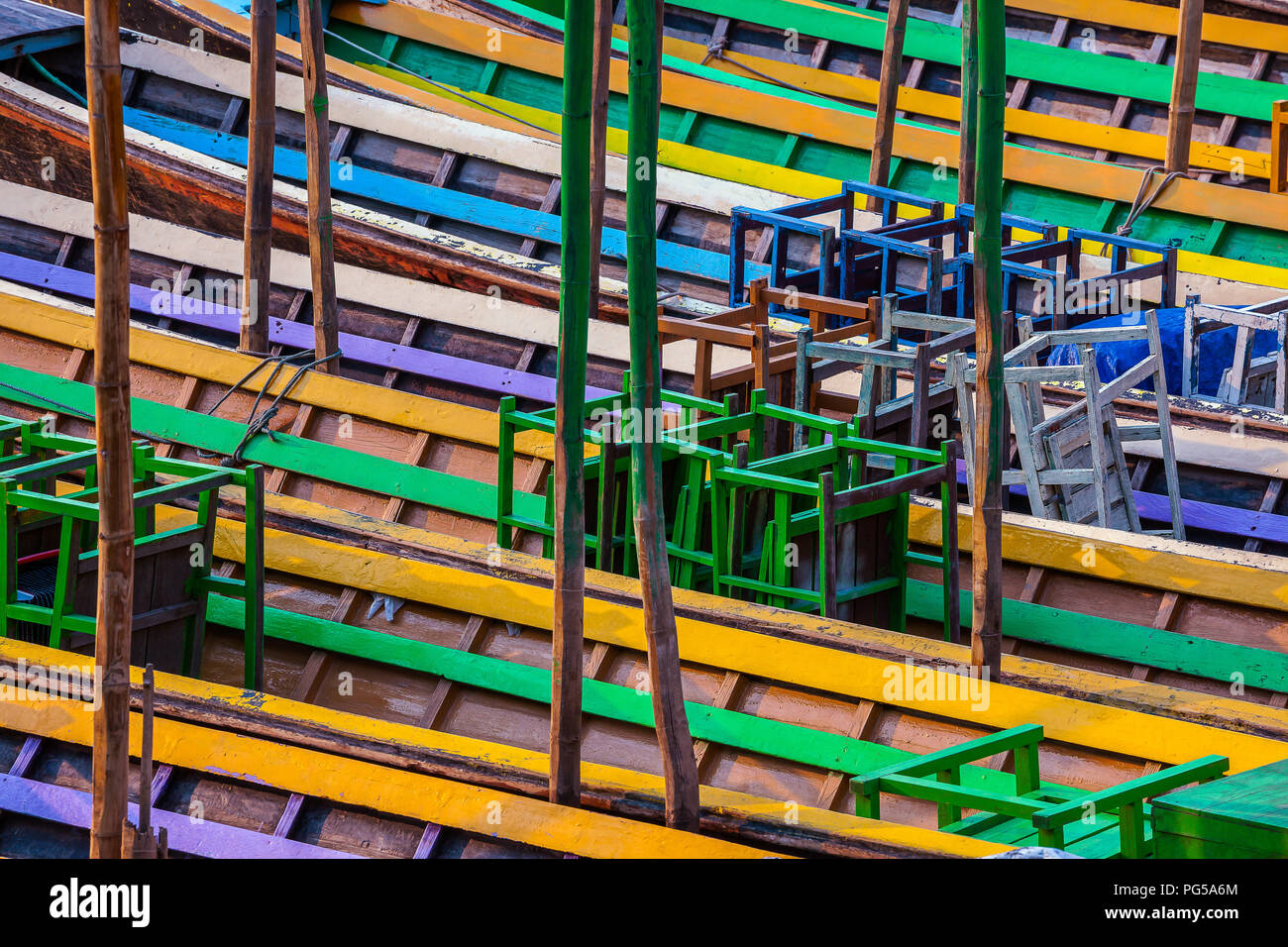 Bunte lange hölzerne Boote für Touristen am Pier in Nyaungshwe, Myanmar. 28 Feb. 2015 Stockfoto