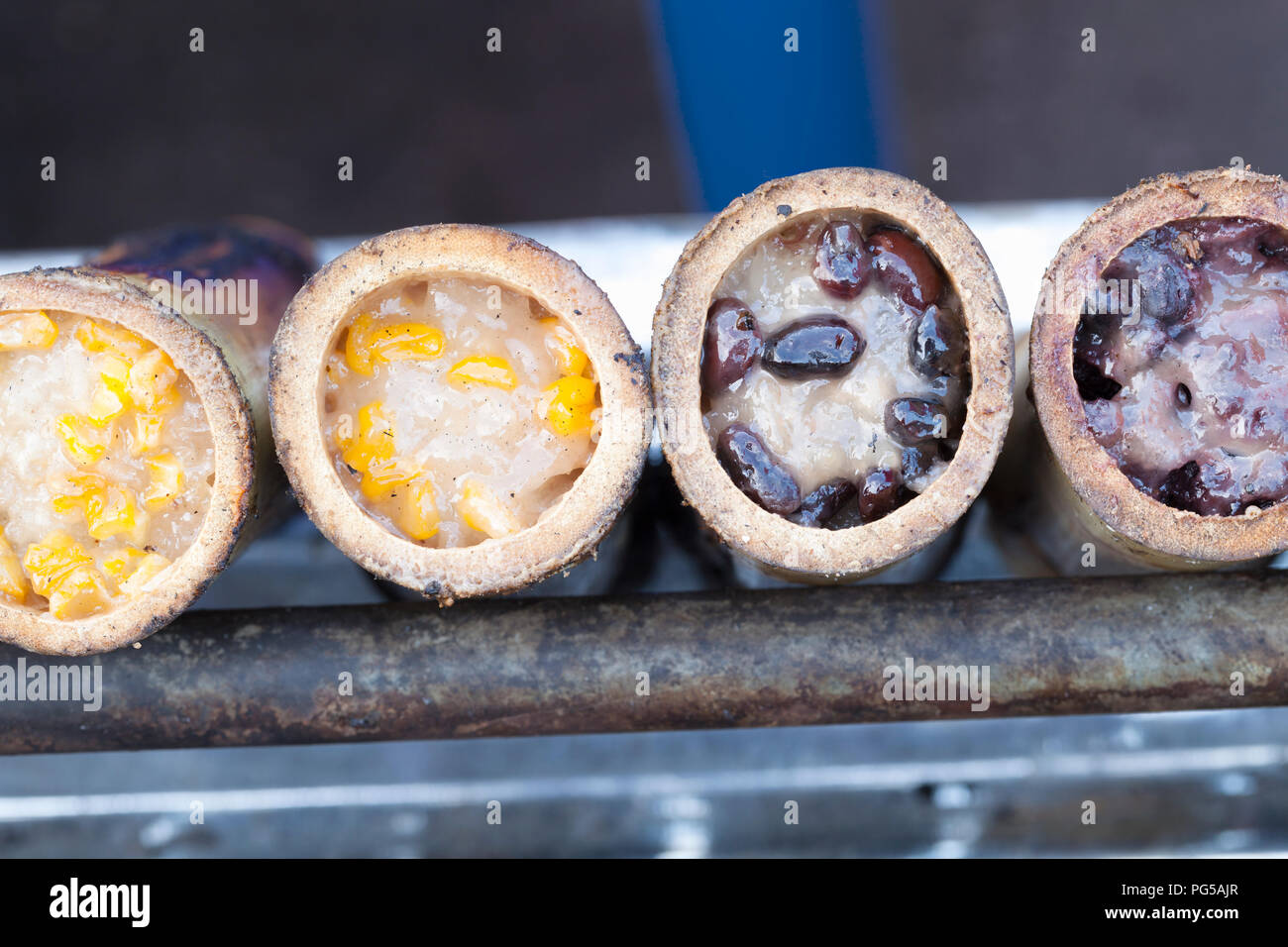 Khao Lam, klebrigen Reis in einem Bambus Rohr mit Bohnen und Mais gekocht, Thailand Stockfoto