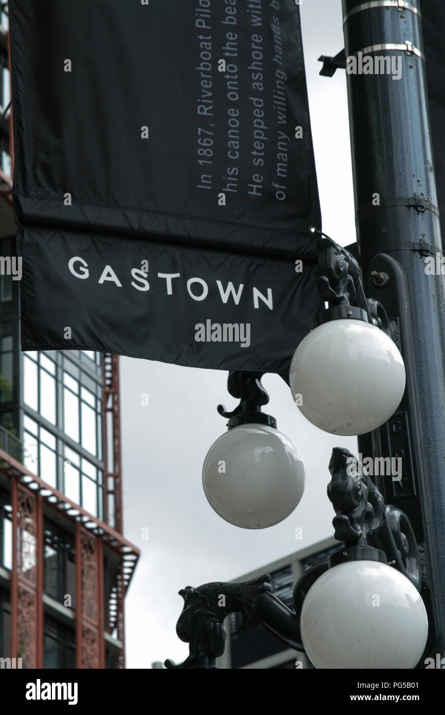 Gastown Viertel von Vancouver, Straßenlaternen und Black Flag Stockfoto