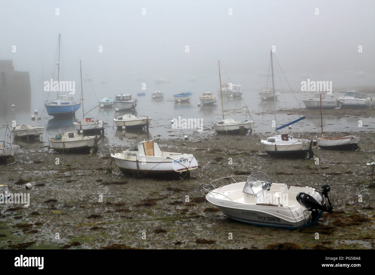 Boote im Hafen bei Ebbe mit Meer Nebel von Quai Charles de Gaulle, Roscoff, Finistere, Bretagne, Frankreich Stockfoto