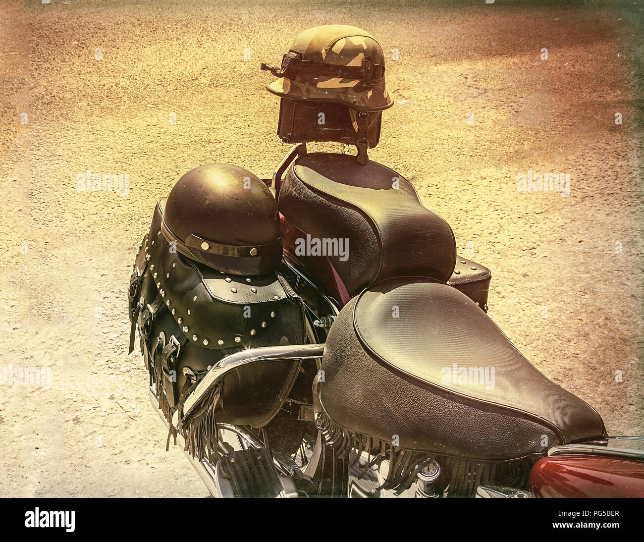 Zwei Sturzhelme für Sie und Ihn auf der Rückseite eines klassischen Motorrad. Alte fotografische Wirkung. Stock Bild Stockfoto