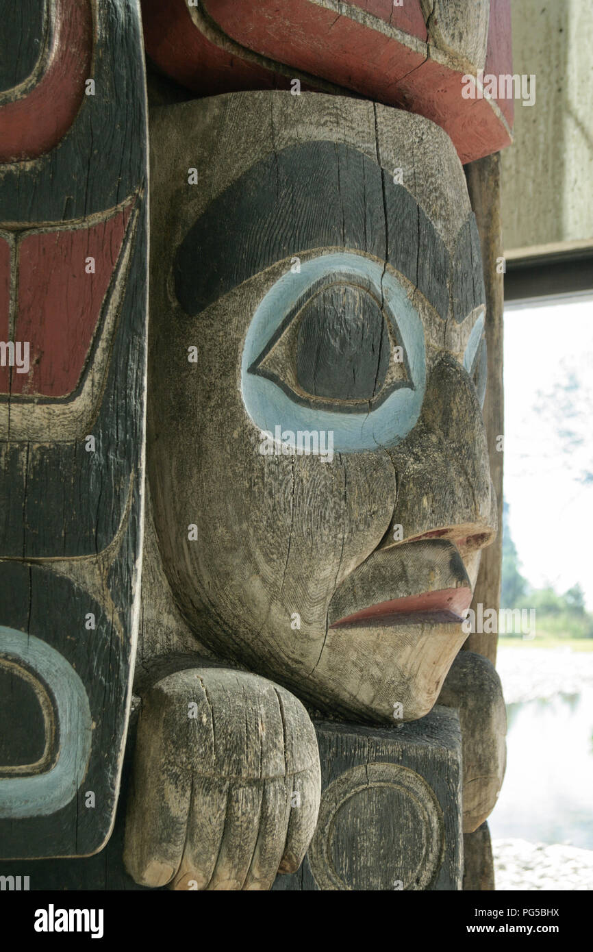 Nahaufnahme von einem Gesicht auf einem Totempfahl in Vancouver, Kanada Stockfoto