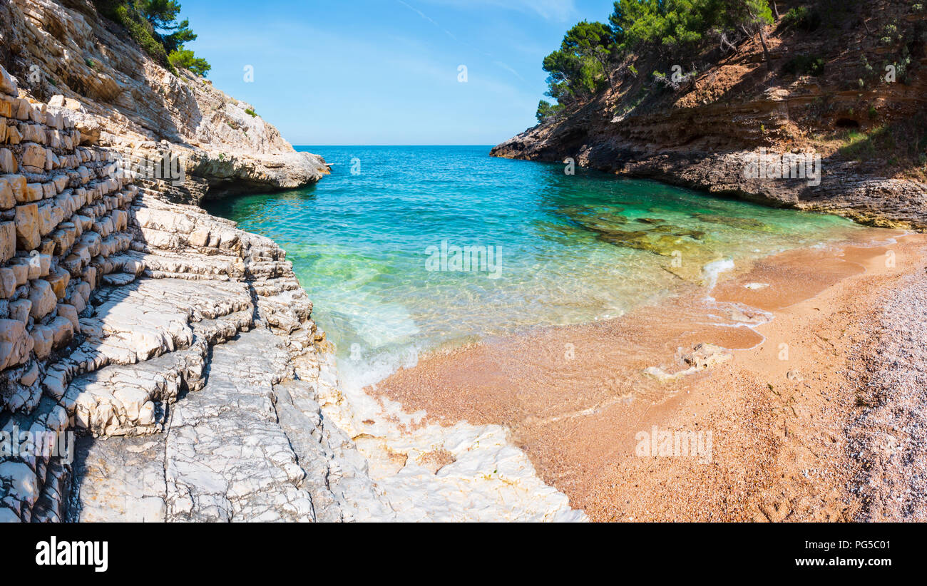 Sommer Baia della Pergola kleinen ruhigen ruhigen Strand, Halbinsel Gargano in Apulien, Italien. Stockfoto
