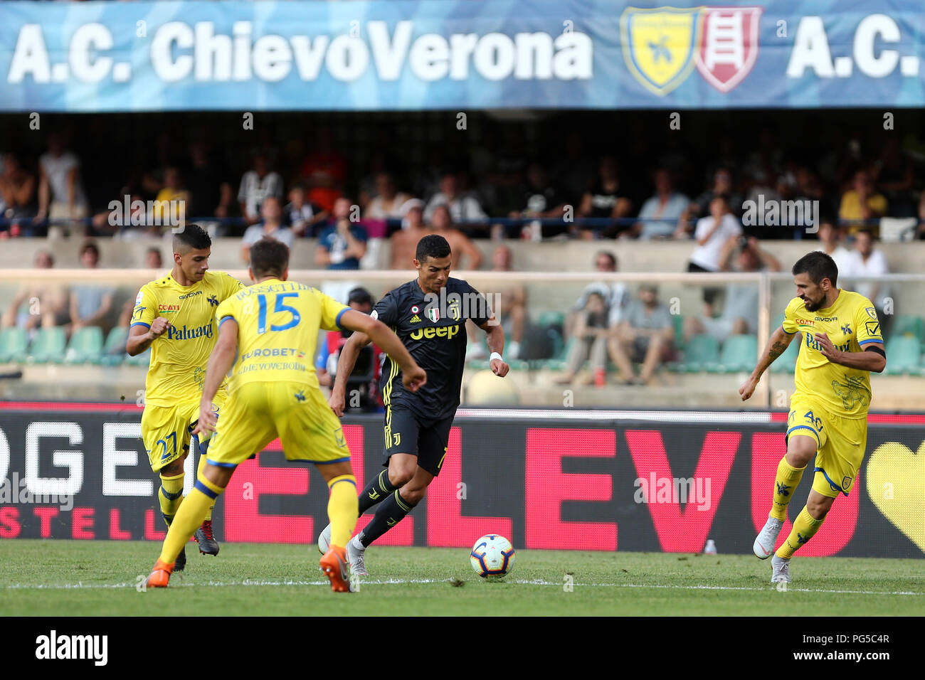 Cristiano Ronaldo von Juventus Turin FC in Aktion während der Serie ein Fußballspiel zwischen Ac Chievo Verona und Juventus Turin. Stockfoto