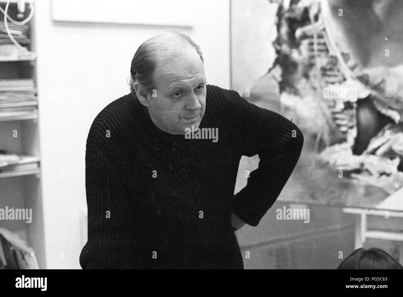 "Die tschechische Maler Zdenek Beran (1937-2014) in seinem Studio in Prag. Beran war ein Mitglied der Gruppe 'Zaostali'' und ab 1990 an der Prager Akademie der Bildenden Künste." lehrte Stockfoto