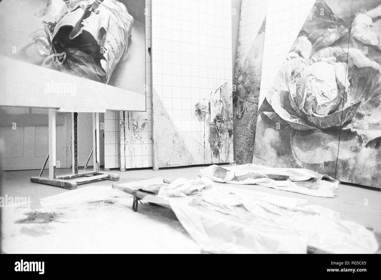 "Das Studio des tschechischen Malers Zdenek Beran (1937-2014). Beran war ein Mitglied der Gruppe 'Zaostali'' und Seit 1990 lehrte an der Prager Akademie der Bildenden Künste." Stockfoto