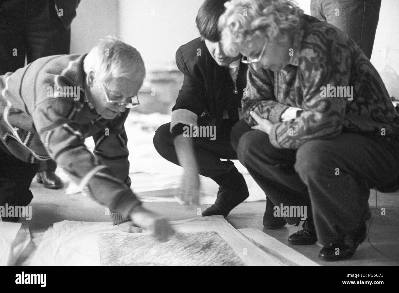 Der tschechischen Maler und Bildhauer Karel Malich (geb. 1924) mit Besuchern in seinem Studio in Prag. Von 1990 bis 1992 Malich war Professor und Leiter der Zeichnung? Objekt Studio an der Akademie der Bildenden Künste in Prag. Stockfoto