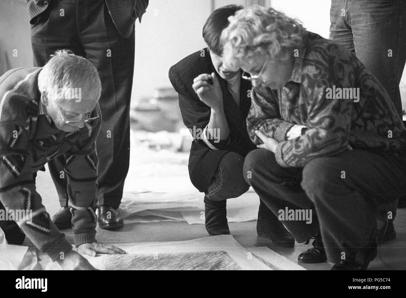 Der tschechischen Maler und Bildhauer Karel Malich (geb. 1924) mit Besuchern in seinem Studio in Prag. Von 1990 bis 1992 Malich war Professor und Leiter der Zeichnung? Objekt Studio an der Akademie der Bildenden Künste in Prag. Stockfoto