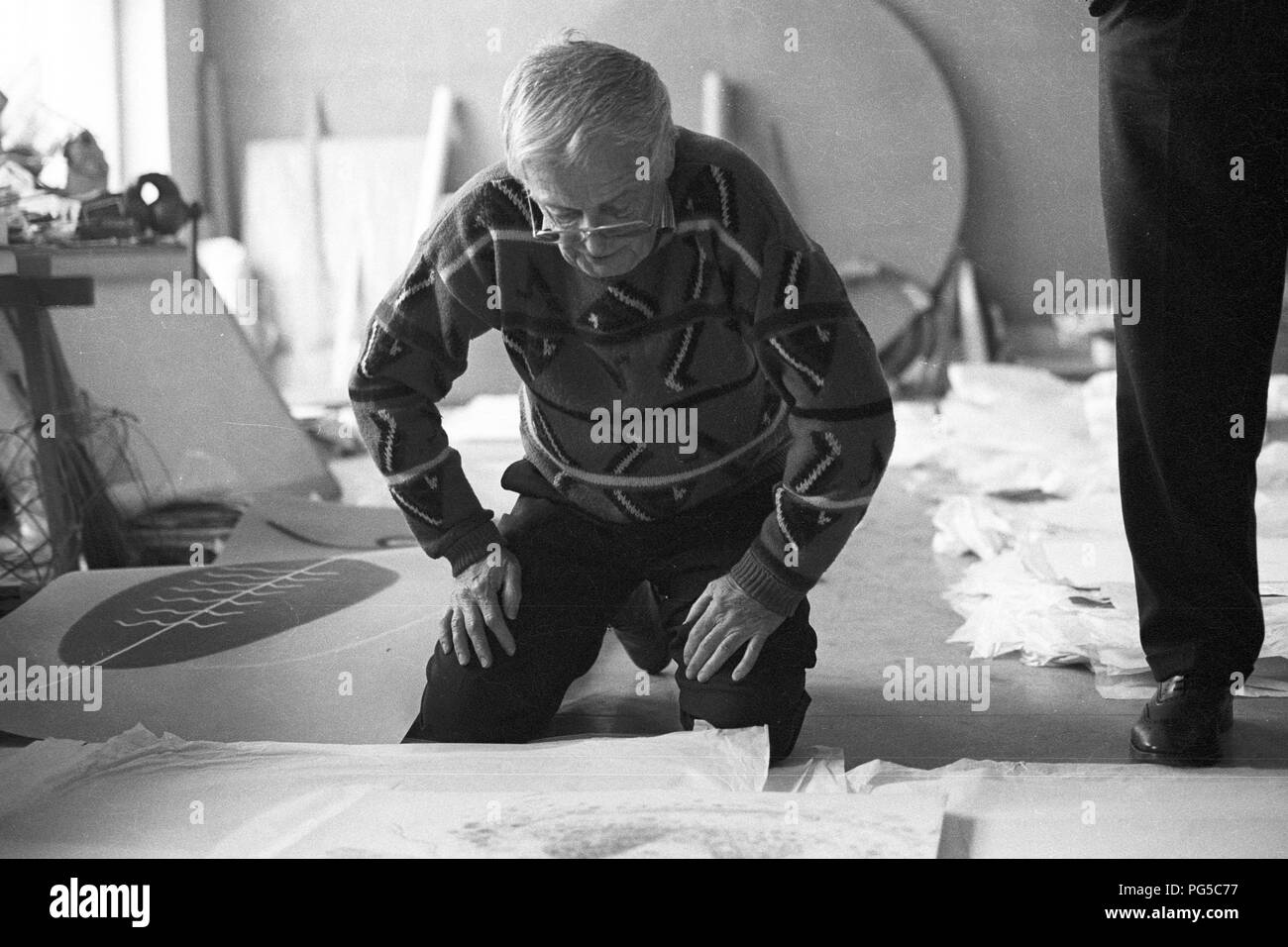 Der tschechischen Maler und Bildhauer Karel Malich (geboren 1924) in seinem Studio in Prag. Von 1990 bis 1992 Malich war Professor und Leiter der Zeichnung? Objekt Studio an der Akademie der Bildenden Künste in Prag. Stockfoto
