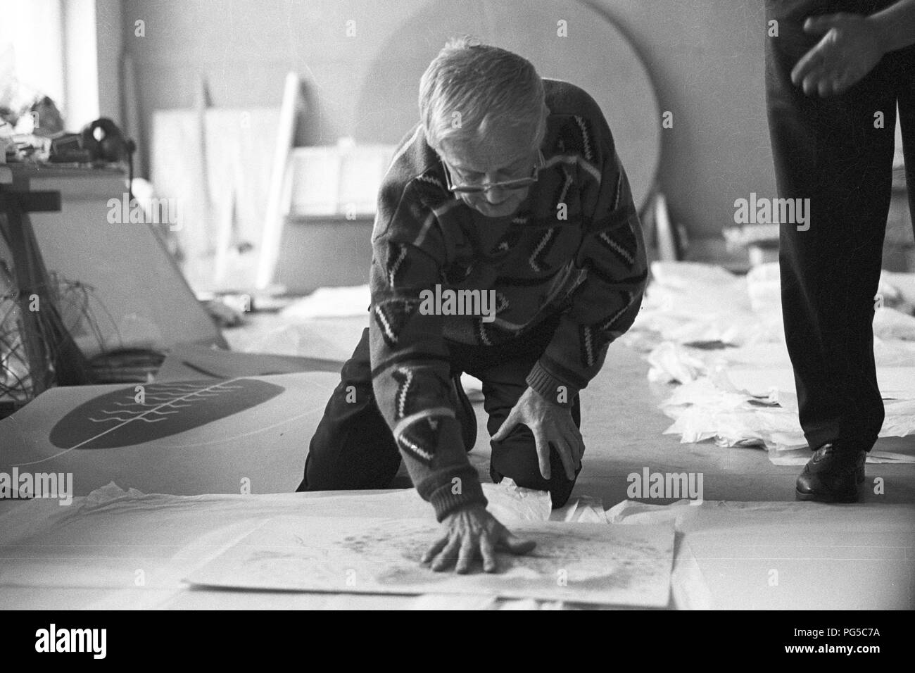 Der tschechischen Maler und Bildhauer Karel Malich (geboren 1924) in seinem Studio in Prag. Von 1990 bis 1992 Malich war Professor und Leiter der Zeichnung? Objekt Studio an der Akademie der Bildenden Künste in Prag. Stockfoto