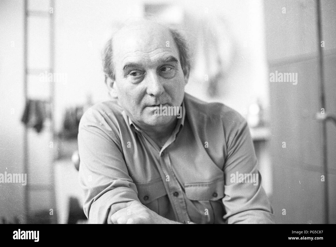 "Die tschechische Künstler Karel Nepras in seinem Studio in Prag. Von 1963 bis 1970 Nepras war Mitglied der Künstlergruppe "midrove'' und ab 1990 Professor der bildenden Künste in Prag. Stockfoto