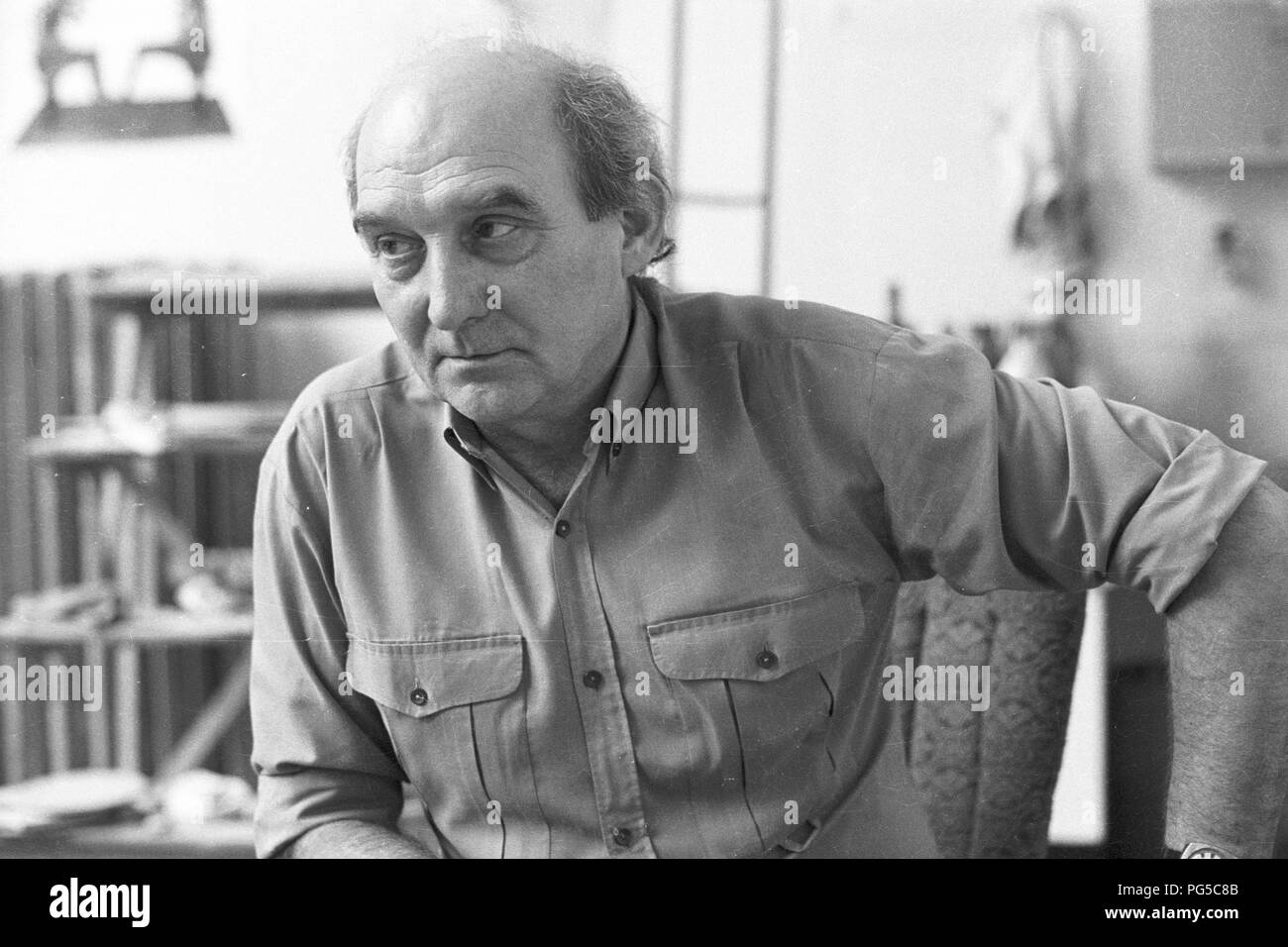 "Die tschechische Künstler Karel Nepras in seinem Studio in Prag. Von 1963 bis 1970 Nepras war Mitglied der Künstlergruppe "midrove'' und ab 1990 Professor der bildenden Künste in Prag. Stockfoto