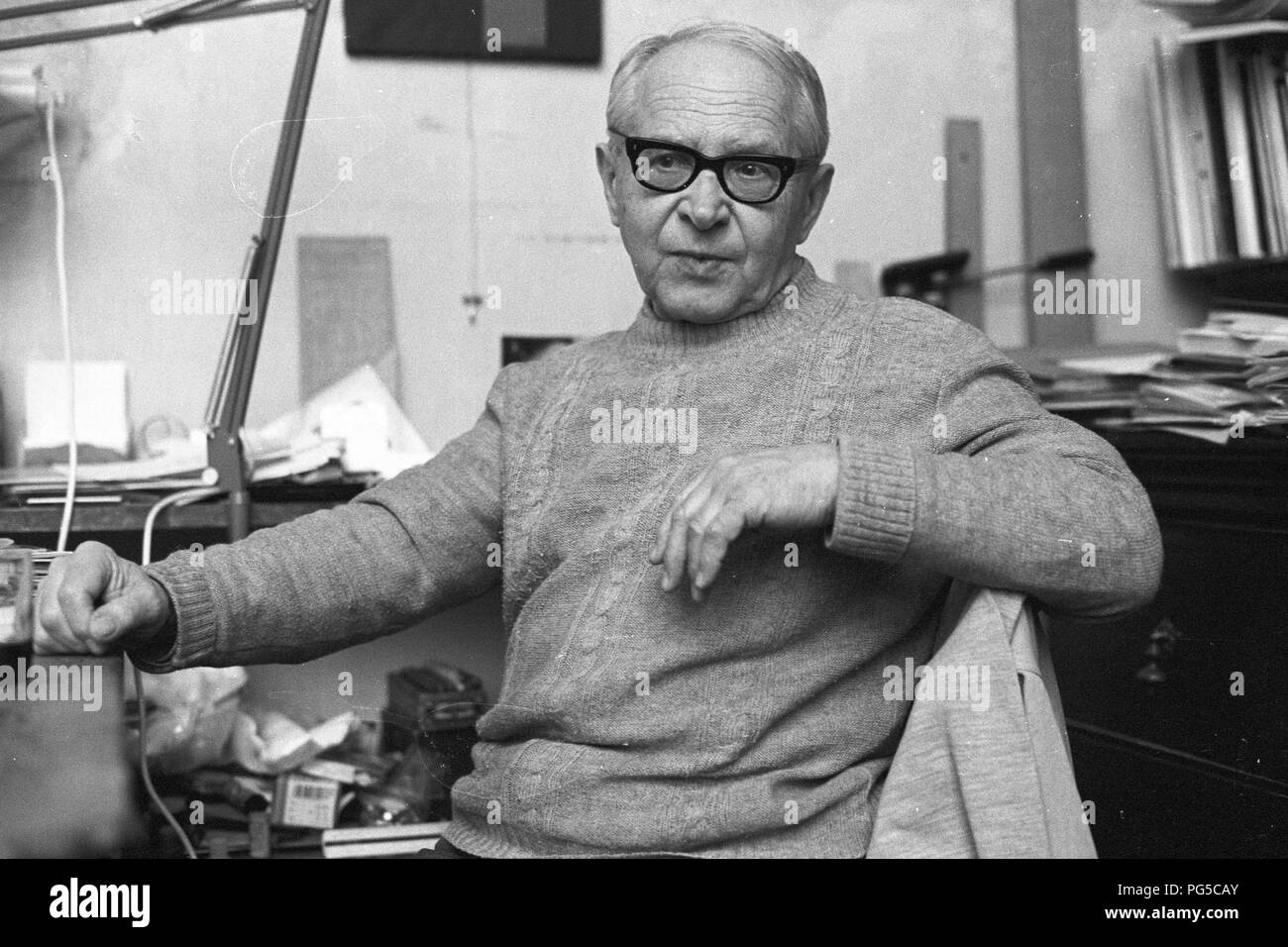 "Die tschechische Maler Vaclav Bostik (1913-2005) am Schreibtisch in seinem Studio in Prag. Zwischen 1937-39 und 1945 Bostik studierte an der Akademie der Bildenden Künste in Prag und war ein Mitglied der Gruppen "UB 12'' und ''Nova'' werden In". Stockfoto