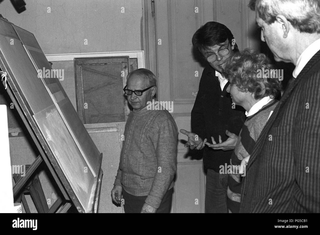 "Die tschechische Maler Vaclav Bostik (1913-2005) mit dem Besucher in seinem Studio in Prag. Zwischen 1937-39 und 1945 Bostik studierte an der Akademie der Bildenden Künste in Prag und war ein Mitglied der Gruppen "UB 12'' und ''Nova'' werden In". Stockfoto
