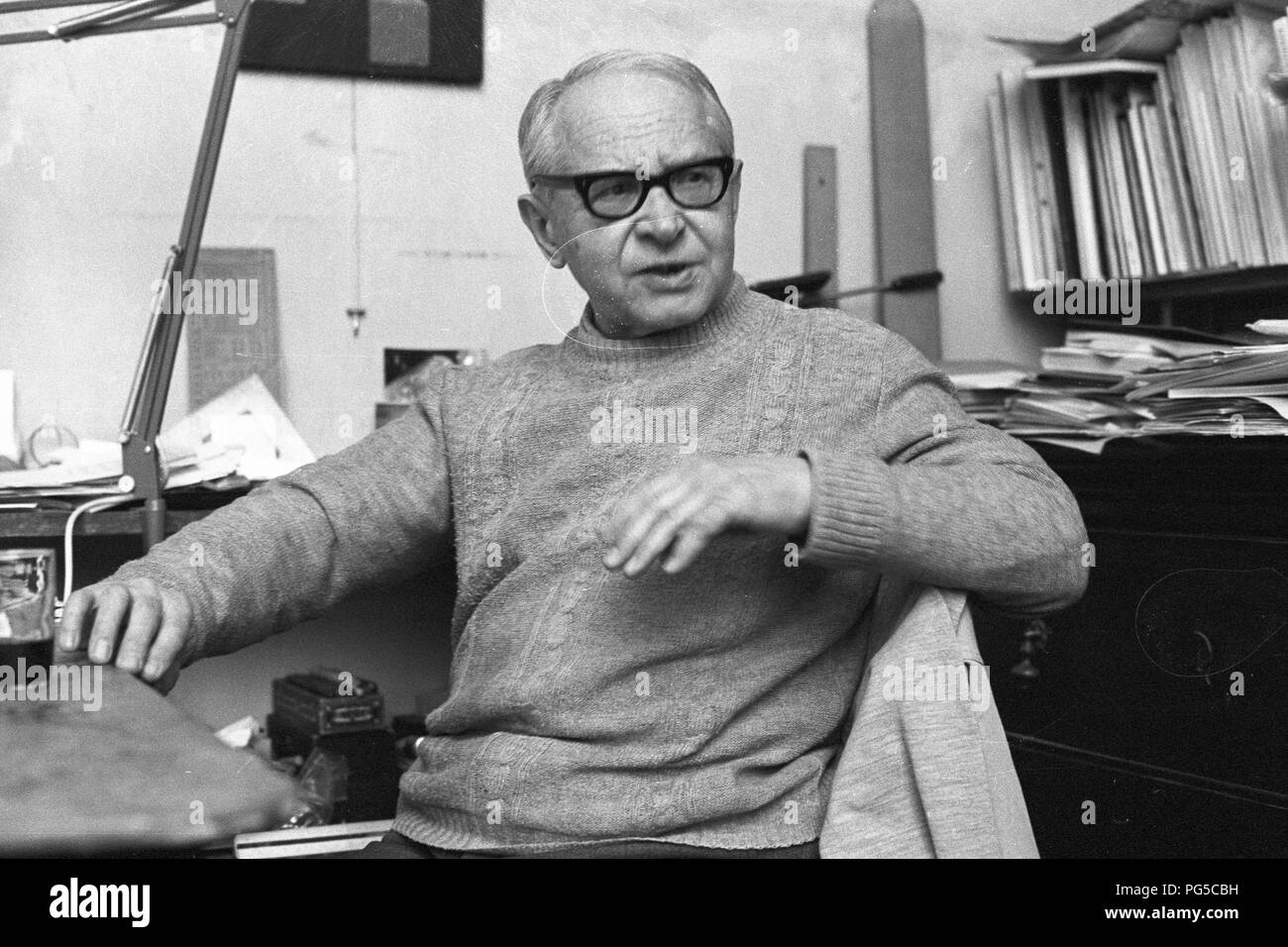 "Die tschechische Maler Vaclav Bostik (1913-2005) am Schreibtisch in seinem Studio in Prag. Zwischen 1937-39 und 1945 Bostik studierte an der Akademie der Bildenden Künste in Prag und war ein Mitglied der Gruppen "UB 12'' und ''Nova'' werden In". Stockfoto