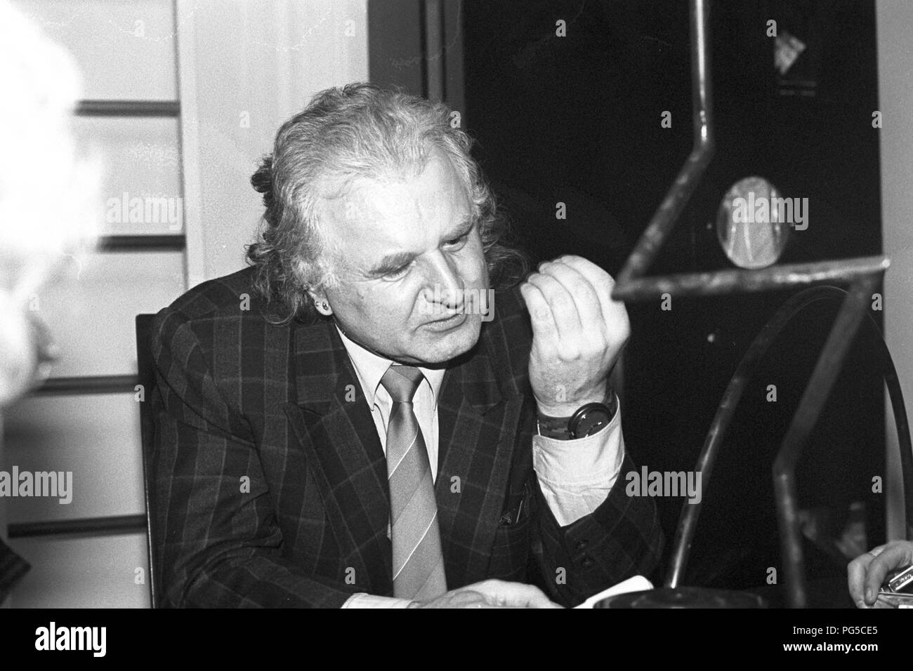 Die tschechischen Künstler Milan Knizak (geboren 1940) in seinem Studio in Prag. Knizak war einer der Vertreter der Fluxus-bewegung, Professor an der Akademie der Bildenden Künste in Prag und von 1990 bis 1997 dessen Direktor. Zwischen 1999 und 2011 Knizak war auch Direktor der Prager Nationalgalerie. Stockfoto