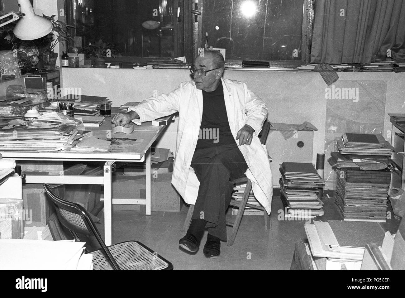 Die tschechischen Künstler Jiri Kolar (1914-2002) in seinem Atelier in Paris. Kolar war Mitbegründer der Künstlergruppe werden in 42 (Gruppe 42), einer der Unterzeichner der Charta 77 und einer der prominentesten Dissidenten der tschechoslowakische Regime. Stockfoto