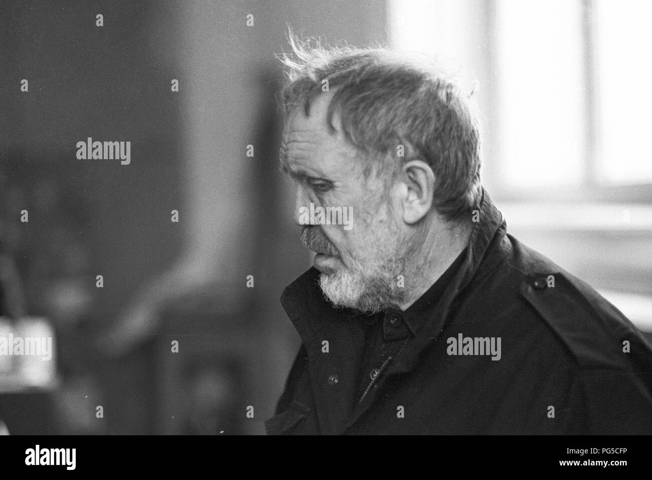 Der tschechischen Maler und Bildhauer Wladimir Kopecky (geboren 1931) in seinem Studio in Prag. Kopecky ist vor allem für sein Glas Skulpturen bekannt und seit 1990 ist er Direktor der Gläsernen Studio von der Universität für Angewandte Kunst in Prag. Stockfoto