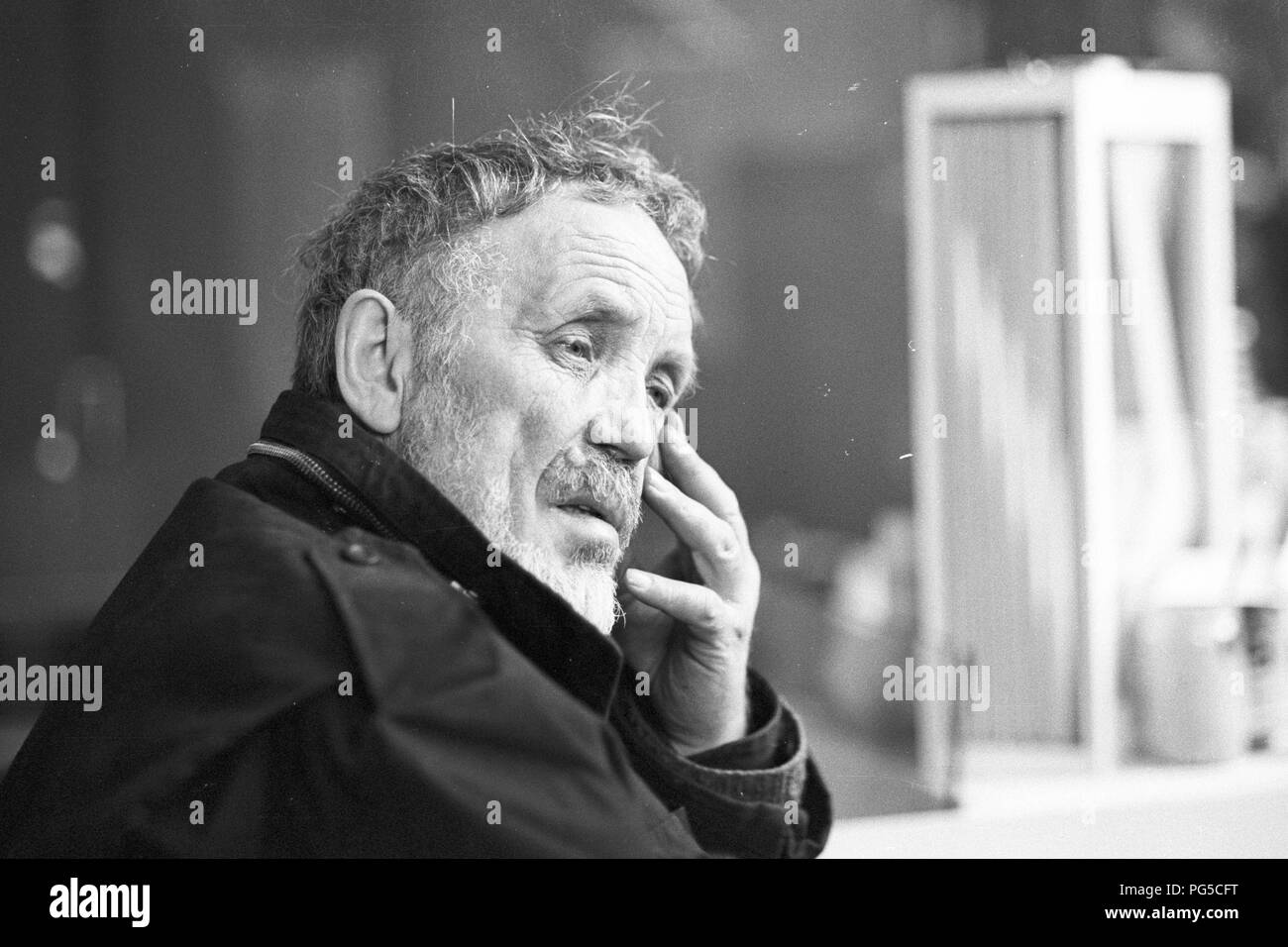 Der tschechischen Maler und Bildhauer Wladimir Kopecky (geboren 1931) in seinem Studio in Prag. Kopecky ist vor allem für sein Glas Skulpturen bekannt und seit 1990 ist er Direktor der Gläsernen Studio von der Universität für Angewandte Kunst in Prag. Stockfoto